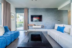 a living room with a couch and a table at Résidence Luxe avec Plage Privée in Bouznika