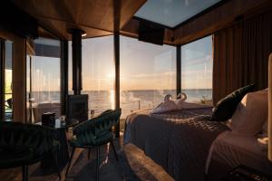 a bedroom with a bed with a view of the ocean at Luxury Resort Reiu in Reiu