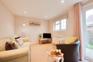 a living room with a couch and a tv at 1 Bed in Debach oc-lasn in Debach