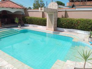 a large swimming pool with blue water at DOUBLE e RETIRO das PRINCESAS aluguel de quartos in Salinópolis +12 photos