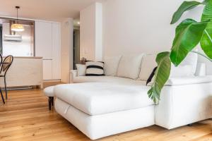 a white couch in a living room with a plant at Foz Velha River House in Porto