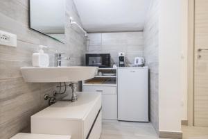 a small kitchen with a sink and a refrigerator at MAGGIORE Affittacamere in Ravenna