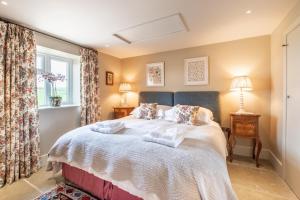 a bedroom with a bed with towels on it at 1 Bed in Brassington oc-dcneb in Brassington