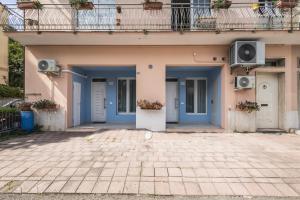 a building with blue doors and a balcony with speakers at MAGGIORE Affittacamere in Ravenna