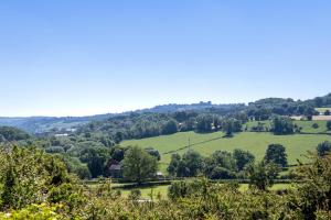 a view of the rolling hills and trees at 2 Bed in Matlock oc-dcocc in Two Dales