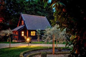 eine Blockhütte im Wald bei Nacht in der Unterkunft Alde Barn in Stonham Aspall + 9 Fotos