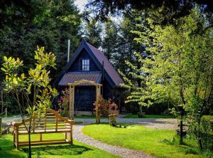 ein kleines Haus mit einer Bank davor in der Unterkunft Alde Barn in Stonham Aspall
