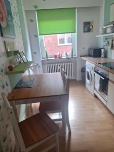 eine Küche mit einem Holztisch und einem Esszimmer in der Unterkunft Piacere Emden in Emden + 22 Fotos