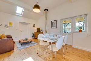 a living room with a white table and chairs at 1 Bed in Trimley St. Martin nr Felixstowe oc-obat in Trimley Heath