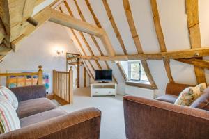 a living room with two couches and a tv at 5 Bed in Finningham oc-obhf in Finningham