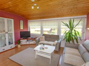 a living room with a couch and a table at Ferienwohnung Locke in Kluis