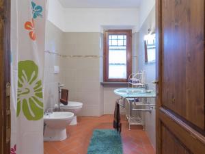 A bathroom at Holiday Home Rosignano near the Sea
