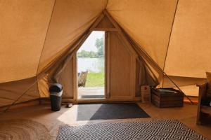 Bell Tent 객실 침대