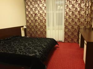 ein Hotelzimmer mit einem Bett und einem Fenster in der Unterkunft Casa Marly in Caracal