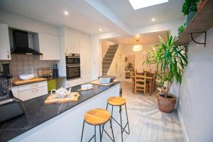 a kitchen with two stools and a counter top at Nadder Lodge - Salisbury in Old Sarum