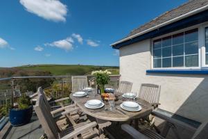 a table and chairs on the deck of a house at 3 Bed in Braunton oc-ashb in Braunton