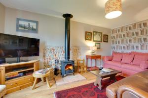 a living room with a couch and a fireplace at 2 Bed in Aldborough oc-2174 in Thurgarton