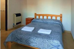 a bedroom with a bed with two towels on it at Habitación en 25 N 2 in Veinticinco de Mayo