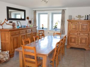 uma sala de jantar com uma mesa de madeira e cadeiras em Rural lodging located in the small village of Radelange 100 Nature em Radelange