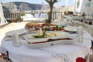 a table with plates of food on a table at Kasr-ı Canan in Halfeti