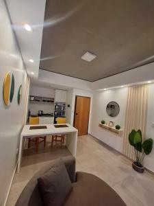 a living room with a table and a kitchen at Toscana Apart in San Miguel de Tucumán +10 photos