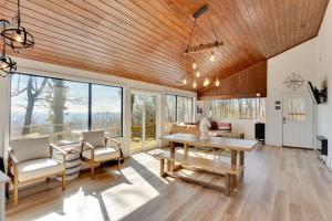 a living room with a wooden ceiling at Lula Lake Cabin in Rising Fawn