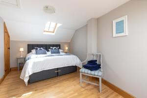 a bedroom with a bed and a chair at 2 Bed in Braunton oc-stabb in Braunton