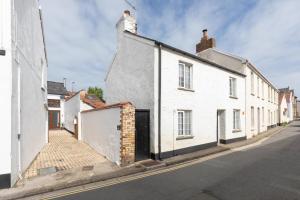 a white building on the side of a street at 2 Bed in Braunton oc-stabb in Braunton
