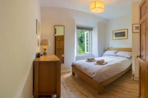a bedroom with a bed and a window at 2 Bed in Lynton oc-trelyn in Lynmouth