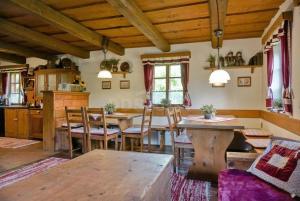 a kitchen and dining room with a table and chairs at Chalupa Dolní Hedeč blízko Dolní Moravy in Horní Orlice