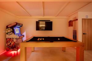 a room with a pool table and a video game at 2Luxury Provenza: Htd Pool, Jacuzzi, BBQ, Pool in Medellín