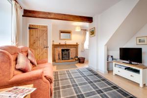 a living room with a couch and a television at 2 Bed in Leyburn oc-ds902 in Askrigg