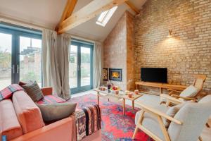 a living room with a brick wall at 2 Bed in Holme-on-Spalding-Moor oc-vy215 in Holme upon Spalding Moor