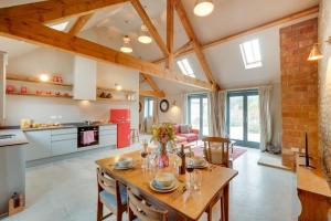 a kitchen and living room with a table and chairs at 2 Bed in Holme-on-Spalding-Moor oc-vy215 in Holme upon Spalding Moor
