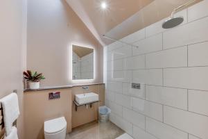 a bathroom with a toilet and a sink at 2 Bed in Holme-on-Spalding-Moor oc-vy215 in Holme upon Spalding Moor +17 photos