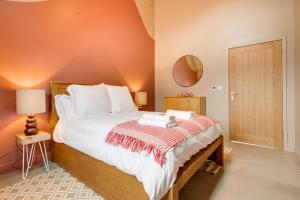 a bedroom with a large bed and a mirror at 2 Bed in Holme-on-Spalding-Moor oc-vy215 in Holme upon Spalding Moor