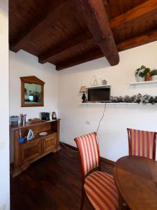 a room with a table and two chairs and a desk at A 5 min da Bassano Camera con Bagno Privato e Area Fitness in Bassano del Grappa
