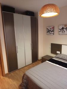 a bedroom with a bed and a large cabinet at Apartamento en Navarrete in Navarrete