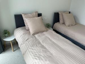 a bedroom with two twin beds and a table at Klein Vloethemnest in Zedelgem