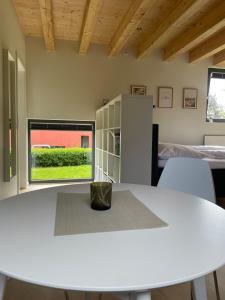a room with a white table and a window at Gartenlodge im Grünen in Feuerscheid +7 photos