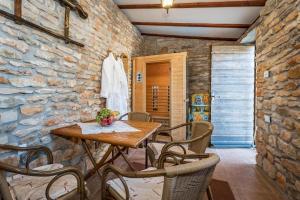 a dining room with a wooden table and chairs at Villa Rural wellness in Validžići
