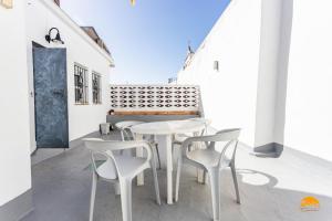 a white table and chairs in a room at Apartamento Encanto Gaditano con Terraza by Cádiz Time in Cádiz