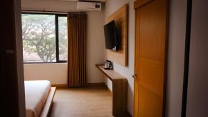 a hotel room with a bed and a window at Miracle Hotel Cianjur in Pasirhayam