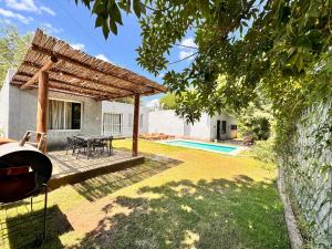 an image of a backyard with a pergola at Casas Villa azul in Tanti