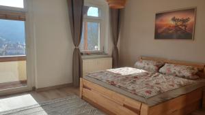 a bedroom with a bed and a window at Ferienwohnung Stadtblick Königstein in Königstein an der Elbe