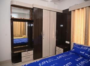 a bedroom with a bed and a large mirror at Osho Sumeru K Homestay-Kitchen-Free Parking-Fast Wifi-AC in Mātigara