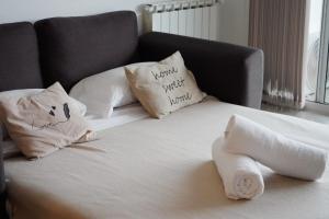 a bed with pillows on it with a gray couch at Veneto Village - Vista al Lago - 10 minutos a Carlos Paz in Villa Parque Siquiman +63 photos