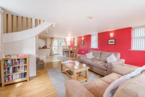 a living room with a couch and a table at 2 Bed in Sledmere oc-ey103 in Sledmere