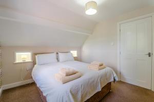 a bedroom with a white bed with towels on it at 2 Bed in Sledmere oc-ey103 in Sledmere