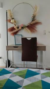 a desk with a computer on it with feathers on the wall at Studioraum nähe Koblenz in Sankt Sebastian